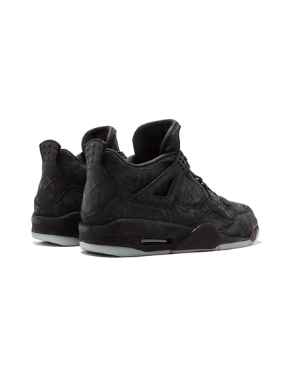 x Kaws Retro "Black"